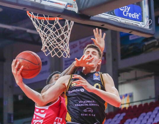 Lukas Wank Basketball Loewen Braunschweig 00 under the basket against James Thompson IV Telekom Baskets Bonn, 03 Telekom Baskets Bonn vs Basketball Loewen Braunschweig, Men, Basketball, Bundesliga, 33 Matchday, 2020 2021, 04 05 2021 Telekom Baskets Bonn vs Basketball Loewen Braunschweig, Men, Basketball, Bundesliga, 33 Matchday, 2020 2021, 04 05 2021 Bonn Copyright: xJulianxMeusel Eibner-Pressefotox EP_JML