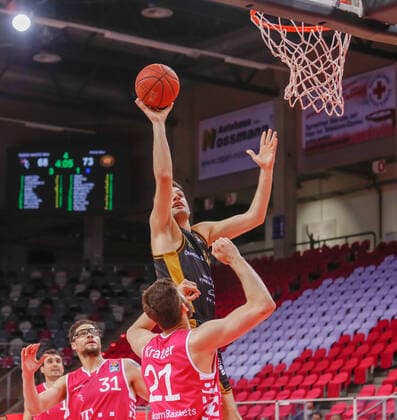 Benedikt Turudic Basketball Loewen Braunschweig 44 tries to score against ä21 Telekom Baskets Bonn vs Basketball Loewen Braunschweig, Men, Basketball, Bundesliga, 33 Spieltag, 2020 2021, 04 05 2021 Telekom Baskets Bonn vs Basketball Loewen Braunschweig, Men, Basketball, Bundesliga, 33 Spieltag, 2020 2021, 04 05 2021 Bonn Copyright: xJulianxMeusel Eibner-Pressefotox EP_JML