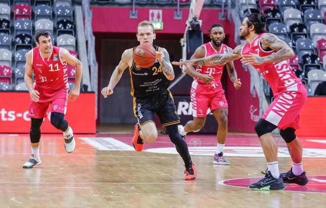 Arnas VeliÄka Basketball Loewen Braunschweig 24 passes Bonns Anthony DiLeo Telekom Baskets Bonn, 11 and Chris Babb Telekom Baskets Bonn, 07 Telekom Baskets Bonn vs Basketball Loewen Braunschweig, Mens, Basketball, Bundesliga, 33 Matchday, 2020 2021, 04 05 2021 Telekom Baskets Bonn vs Basketball Loewen Braunschweig, Mens, Basketball, Bundesliga, 33 Matchday, 2020 2021, 04 05 2021 Bonn Copyright: xJulianxMeusel Eibner-Pressefotox EP_JML