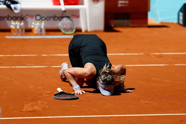 Paula Badosa (ESP), MAY 5, 2021 - Tennis : Paula Badosa of Spain gives the court a kiss of thanks after her winning Singles Quarter-finals match against Belinda Bencic of Switzerland on the WTA, Tennis Damen 1000 Mutua Madrid Open tennis tournament at the Caja Magica in Madrid, Spain. Noxthirdxpartyxsales  (0117103618st)