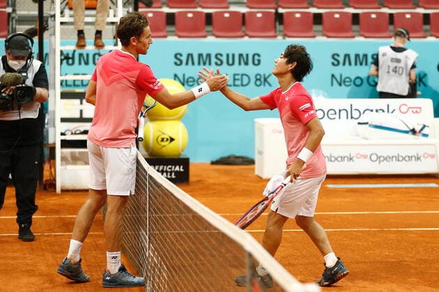 (L-R) Casper Ruud (NOR), Toshihito Nishioka (JPN), MAY 5, 2021 - Tennis : Casper Ruud of Norwey and Yoshihito Nishioka of Japan after singles 2nd round match on the ATP, Tennis Herren Masters 1000 Mutua Madrid Open tennis tournament at the Caja Magica in Madrid, Spain. Noxthirdxpartyxsales  (0117103706st)