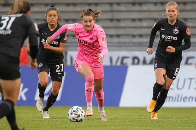 Feiersinger Laura, Eintracht Frankfurt, 27 ,Wamser Carlotta, SGS Essen, 30 ,Nuesken Sjoeke, Eintracht Frankfurt, 8 , DFL DFBB REGULATIONS PROBHIT ANY USE OF PHOTOGRAPHERS as IMAGE SEQUENCES and or QUASI VIDEO , GER, Football, Women 1 Bundesliga, Eintracht Frankfurt SGS Essen, 05 05 2021, Frankfurt Copyright: xEibner-Pressefoto UlrichxScherbaumx EP_usm