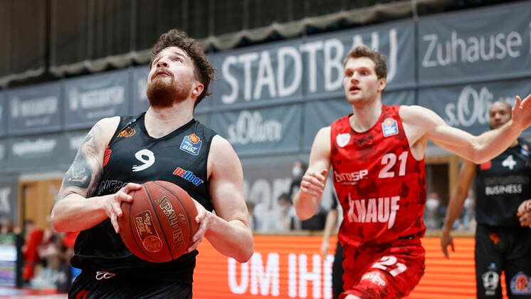 05 05 2021, Basketball, BBL 2020 2021, 33 Matchday, s Oliver Wuerzburg NINERS Chemnitz, GER, Wuerzburg, s Oliver Arena, Picture from left Dominique Johnson NINERS Chemnitz and Florian Koch s Oliver Wuerzburg Copyright: HMBxMedia xHeikoxBecker