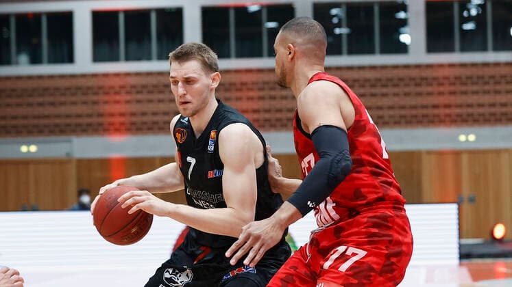 05 05 2021, Basketball, BBL 2020 2021, 33 Matchday, s Oliver Wuerzburg NINERS Chemnitz, GER, Wuerzburg, s Oliver Arena, Picture from left Jonas Richter NINERS Chemnitz and Alex King s Oliver Wuerzburg Copyright: HMBxMedia xHeikoxBecker