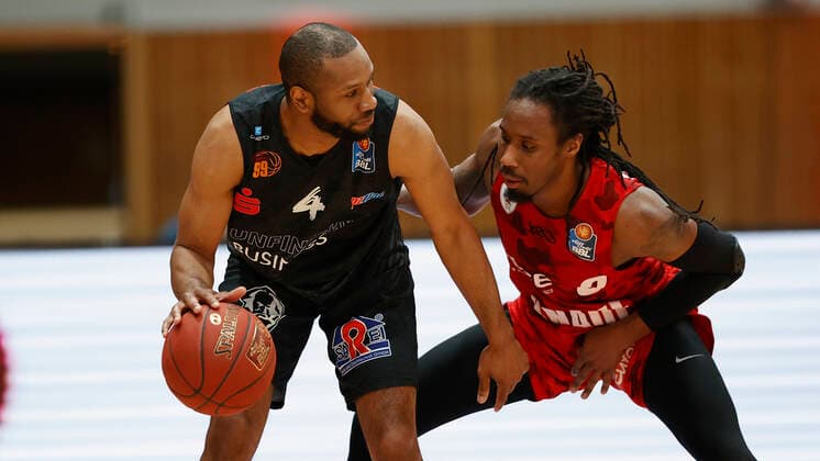 05 05 2021, Basketball, BBL 2020 2021, 33 Matchday, s Oliver Wuerzburg NINERS Chemnitz, GER, Wuerzburg, s Oliver Arena, picture from left Virgil Matthews NINERS Chemnitz and Robert Lowery s Oliver Wuerzburg Copyright: HMBxMedia xHeikoxBecker
