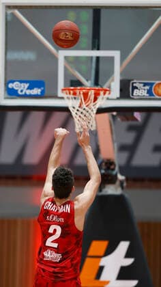 05 05 2021, Basketball, BBL 2020 2021, 33 Matchday, s Oliver Wuerzburg NINERS Chemnitz, GER, Wuerzburg, s Oliver Arena, Picture from left Missed free throw by Brekkott Chapman s Oliver Wuerzburg , which would have meant the equalizer with 8 sec to go Copyright: HMBxMedia xHeikoxBecker