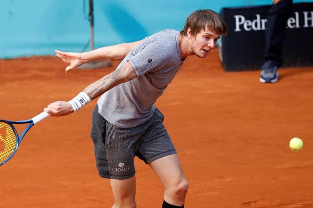 Aleksandr Bublik of Kazakhstan in action against Aslan Karatsev of Russia during their Mutua Madrid Open round of 16 match held in Madrid, Spain, 06 May 2021. Mutua Madrid Open tennis tournament !ACHTUNG: NUR REDAKTIONELLE NUTZUNG!  Copyright: xCHEMAxMOYAx GRAF525 20210506-637559017206855017