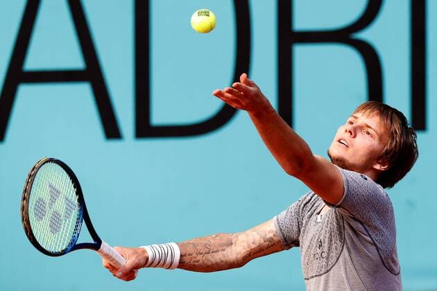 Aleksandr Bublik of Kazakhstan in action against Aslan Karatsev of Russia during their Mutua Madrid Open round of 16 match held in Madrid, Spain, 06 May 2021. Mutua Madrid Open tennis tournament !ACHTUNG: NUR REDAKTIONELLE NUTZUNG!  Copyright: xCHEMAxMOYAx GRAF523 20210506-637559017231698750