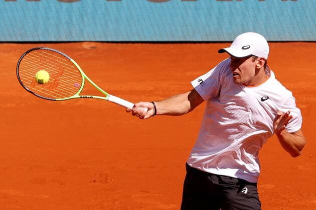 Alex de Minaur of Australia in action against Dominic Thiem of Austria during their Mutua Madrid Open round of 16 match held in Madrid, Spain, 06 May 2021. Mutua Madrid Open tennis tournament !ACHTUNG: NUR REDAKTIONELLE NUTZUNG!  Copyright: xCHEMAxMOYAx GRAF516 20210506-637559018583669092