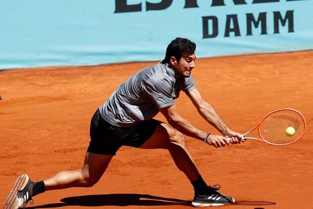 Alejandro Davidovich of Spain in action against Daniil Medvedev of Russia during their Mutua Madrid Open round of 16 match held in Madrid, Spain, 06 May 2021. Medvedev defeated Davidovich 4-6, 6-4 and 6-2. Mutua Madrid Open tennis tournament !ACHTUNG: NUR REDAKTIONELLE NUTZUNG!  Copyright: xCHEMAxMOYAx GRAF577 20210506-637559065585408254