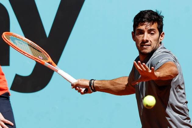 Alejandro Davidovich of Spain in action against Daniil Medvedev of Russia during their Mutua Madrid Open round of 16 match held in Madrid, Spain, 06 May 2021. Medvedev defeated Davidovich 4-6, 6-4 and 6-2. Mutua Madrid Open tennis tournament !ACHTUNG: NUR REDAKTIONELLE NUTZUNG!  Copyright: xCHEMAxMOYAx GRAF583 20210506-637559065641821073