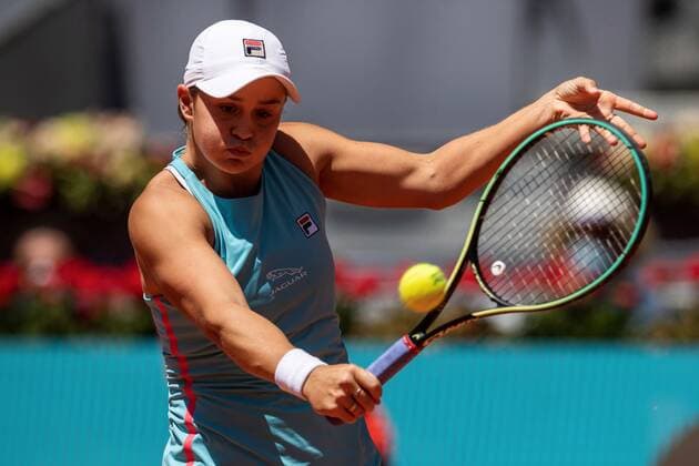 CAPTION CORRECTION: ROUND Ashleigh Barty of Australia in action against Paula Badosa of Spain during their Mutua Madrid Open women s semi-final match held in Madrid, Spain, 06 May 2021. Mutua Madrid Open tennis tournament !ACHTUNG: NUR REDAKTIONELLE NUTZUNG!  Copyright: xRODRIGOxJIMENEZx GRAF672 20210506-637559134838870430