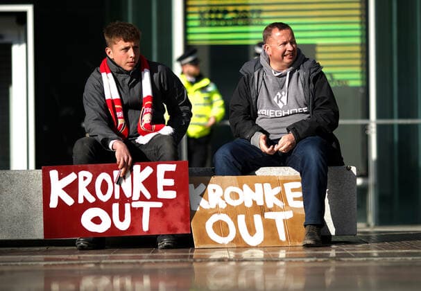 Football, EL, Arsenal FC, fan protests against Stanley Kroenke