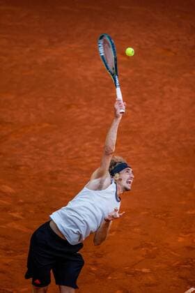 Alexander Zverev of Germany in action against Daniel Evans of England during their Mutua Madrid Open tennis tournament round of 16 tennis match held in Madrid, central Spain, 06 May 2021. Alexander Zverev vs Daniel Evans !ACHTUNG: NUR REDAKTIONELLE NUTZUNG!  Copyright: xJuanJoxMartínx GRAF951 20210506-637559286681616329