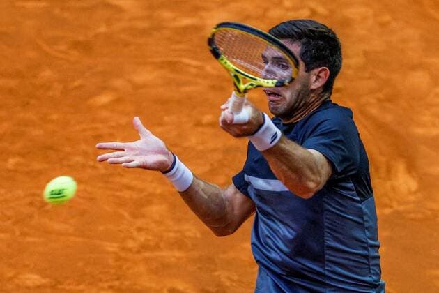 Federico Delbonis of Argentina in action against Matteo Berrettini of Italy during their Mutua Madrid Open tennis tournament round of 16 tennis match held in Madrid, central Spain, 06 May 2021. Federico Delbonis vs Matteo Berrettini !ACHTUNG: NUR REDAKTIONELLE NUTZUNG!  Copyright: xJuanJoxMartínx GRAF1020 20210506-637559305142449027