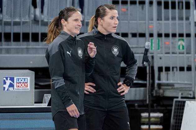 from left Maike Merz referee and Tanja Kuttler referee , both female referees before kick-off, referee team, team, female team referees, 06 05 2021, Mannheim Germany , Handball, Bundesliga, Rhein Neckar Löwen Füchse Berlin xozx
