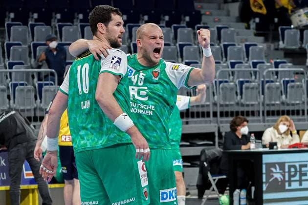 f l Jakov Gojun foxes, 10 and Paul Drux foxes, 95 , players of the foxes Berlin, cheering after the final whistle, victory, winner, winners, cheers, joy, optimistic, highlight, action, 06 05 2021, Mannheim Germany , Handball, Bundesliga, Rhein Neckar Löwen foxes Berlin xozx