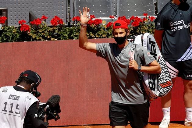 Dominic Thiem of Austria waves as he enters the court to play his Mutua Madrid Open men s quarter final match against John Isner of the USA at the Caja Magica tennis premises in Madrid, central Spain, 07 Dominic Thiem vs. Jon Isner !ACHTUNG: NUR REDAKTIONELLE NUTZUNG!  Copyright: xCHEMAxMOYAx GRAF1410 20210507-637559937085354627