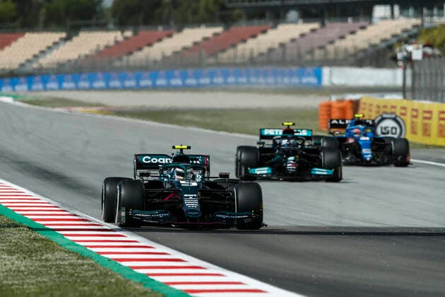 05 VETTEL Sebastian (ger), Aston Martin F1 AMR21, action, 77 BOTTAS Valtteri (fin), Mercedes AMG F1 GP W12 E Performance, action during the Formula 1 Aramco Gran Premio De Espana 2021 from May 07 to 10, 2021 on the Circuit de Barcelona-Catalunya, in Montmelo, near Barcelona, Spain FORMULE 1 : Grand prix d Espagne - Barcelone - Essais - 07 05 2021 DPPI Panoramic 