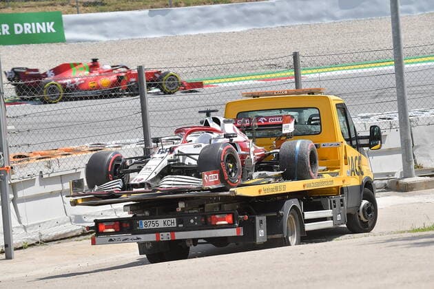 F1 Aramco Grand Prix of Spain 2021 07 05 2021, Circuit de Catalunya, Barcelona, F1 Aramco Grand Prix of Spain 2021 , in picture The damaged car of test driver Robert Kubica POL 88 , Alfa Romeo Racing ORLEN is brought back to the paddock by a tow truck nordphotoxGmbHx xBratic nph00250