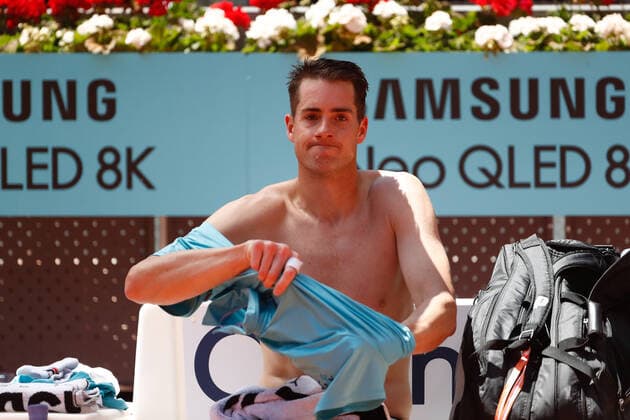 May 7, 2021, MADRID, MADRID, SPAIN: John Isner of United States in action during his Men s Singles match, Quarter of Finals, against Dominic Thiem of Austria on the ATP, Tennis Herren Masters 1000 - Mutua Madrid Open 2021 at La Caja Magica on May 7, 2021 in Madrid, Spain. MADRID SPAIN - ZUMAa181 20210507_zaa_a181_008 Copyright: xOscarxJ.xBarrosox