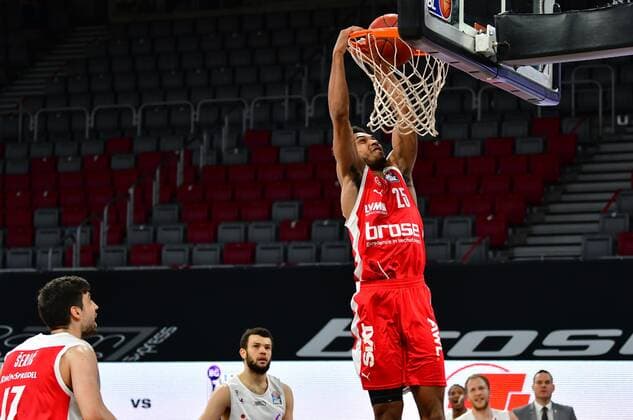 BAMBERG 07 05 2021 Basketball easycredit 1 Basketball Bundesliga 30 Matchday Brose Bamberg vs BG Göttingen Kenneth Ogbe 25, Brose Bamberg with dunk against Luke Nelson 6, BG Göttingen Photo Hans Martin Issler isslerimages Brose Bamberg vs BG Göttingen