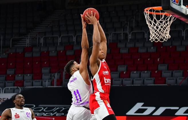 BAMBERG 07 05 2021 Basketball easycredit 1 Basketball Bundesliga 30 Matchday Brose Bamberg vs BG Göttingen Devon Hall 22, Brose Bamberg goes for a dunk against Marvin Omuvwie Photo Hans Martin Issler isslerimages Brose Bamberg vs BG Göttingen