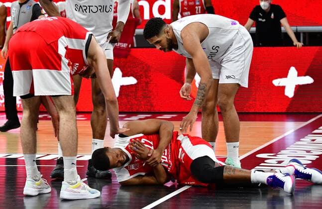 BAMBERG 07 05 2021 Basketball easycredit 1 Basketball Bundesliga 30 Matchday Brose Bamberg vs BG Göttingen Devon Hall 22, Brose Bamberg holds his hand after Marvin Omuvwie foul right Photo Hans Martin Issler isslerimages Brose Bamberg vs BG Göttingen