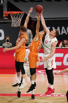 Three-way battle for the ball between Patrick Heckmann Ulm , Moritz Krimmer Ulm and Leon Radosevic Muenchen GER, FC Bayern Basketball vs ratiopharm ulm, Basketball, 1 Bundesliga, Season 2020 2021, 07 05 2021, GER, FC Bayern Basketball vs ratiopharm ulm, Basketball, 1 Bundesliga, Season 2020 2021, 07 05 2021, Muenchen. Copyright: xEIBNER MarcelxEngelbrechtx EP_EER
