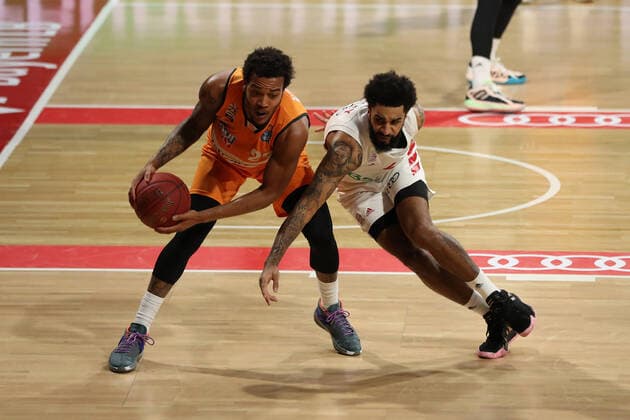 Duel between Troy Caupain Ulm and Dennis Seeley Munich GER, FC Bayern Basketball vs ratiopharm ulm, Basketball, 1 Bundesliga, Season 2020 2021, 07 05 2021, GER, FC Bayern Basketball vs ratiopharm ulm, Basketball, 1 Bundesliga, Season 2020 2021, 07 05 2021, Munich Copyright: xEIBNER MarcelxEngelbrechtx EP_EER