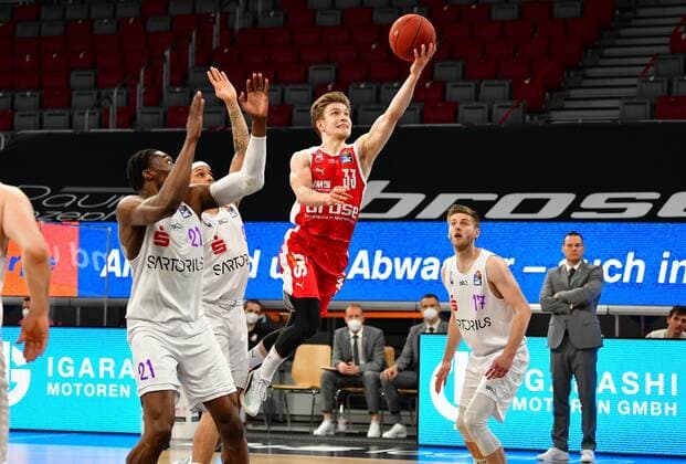 BAMBERG 07 05 2021 Basketball easycredit 1 Basketball Bundesliga 30 Matchday Brose Bamberg vs BG Göttingen Bennet Hundt 33, Brose Bamberg with a basket against Nelson Weidemann 2, BG Göttingen , Tai Odiase 21, BG Göttingen and Mathis Mönninghoff 17, BG Göttingen Photo Hans Martin Issler isslerimages Brose Bamberg vs BG Göttingen