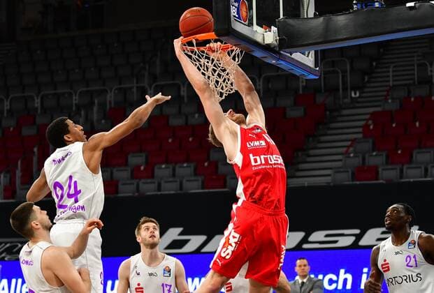 BAMBERG 07 05 2021 Basketball easycredit 1 Basketball Bundesliga 30 Matchday Brose Bamberg vs BG Göttingen Christian Sengfelder 43, Brose Bamberg with tip in against Aubrey Dawkins 24, BG Göttingen , Rihards Lomazs 13, BG Göttingen , Mathis Mönninghoff 17, BG Göttingen and Tai Odiase 21, BG Göttingen Foto Hans Martin Issler isslerimages Brose Bamberg vs BG Göttingen