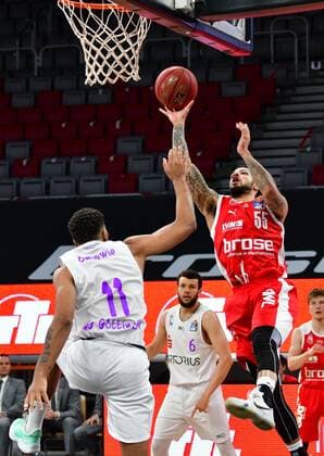BAMBERG 07 05 2021 Basketball easycredit 1 Basketball Bundesliga 30 Matchday Brose Bamberg vs BG Göttingen Tyler Larson 55, Brose Bamberg throws against Marvin Omuvwie 11, BG Göttingen Photo Hans Martin Issler isslerimages Brose Bamberg vs BG Göttingen