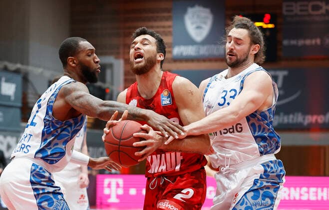 07 05 2021, Basketball, BBL 2020 2021, 28 Matchday, s Oliver Wuerzburg FRAPORT SKYLINERS, GER, Wuerzburg, s Oliver Arena, picture from left Kamari Murphy Fraport Skyliners , Brekkott Chapman s Oliver Wuerzburg und Marco Voeller Fraport Skyliners Copyright: HMBxMedia xHeikoxBecker