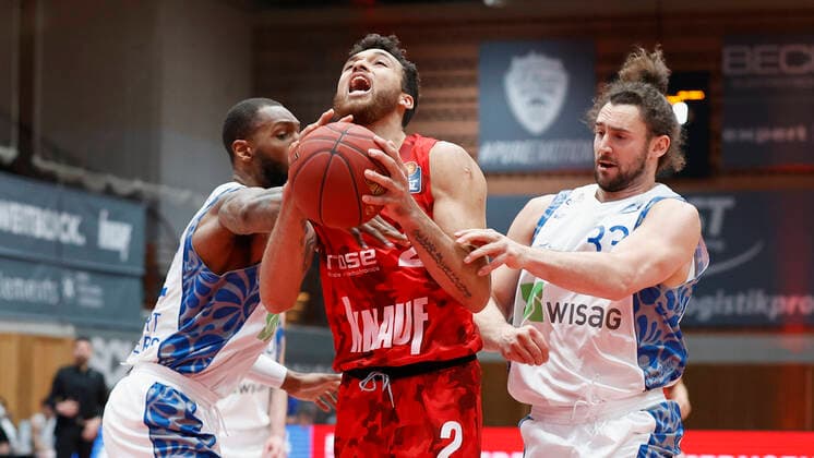 07 05 2021, Basketball, BBL 2020 2021, 28 Matchday, s Oliver Wuerzburg FRAPORT SKYLINERS, GER, Wuerzburg, s Oliver Arena, picture from left Kamari Murphy Fraport Skyliners , Brekkott Chapman s Oliver Wuerzburg und Marco Voeller Fraport Skyliners Copyright: HMBxMedia xHeikoxBecker