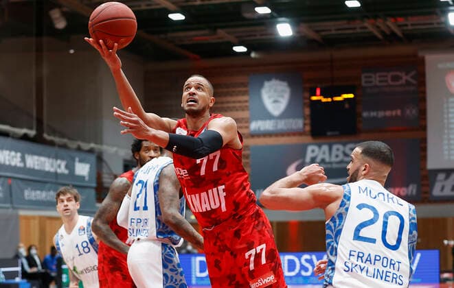 07 05 2021, Basketball, BBL 2020 2021, 28 matchday, s Oliver Wuerzburg FRAPORT SKYLINERS, GER, Wuerzburg, s Oliver Arena, picture from left Kamari Murphy Fraport Skyliners , Alex King s Oliver Wuerzburg and Rasheed Moore Fraport Skyliners Copyright: HMBxMedia xHeikoxBecker