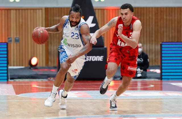 07 05 2021, Basketball, BBL 2020 2021, 28 Matchday, s Oliver Wuerzburg FRAPORT SKYLINERS, GER, Wuerzburg, s Oliver Arena, picture from left Quantez Robertson Fraport Skyliners and Nils Hassfurther s Oliver Wuerzburg Copyright: HMBxMedia xHeikoxBecker