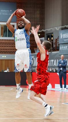07 05 2021, Basketball, BBL 2020 2021, 28 Matchday, s Oliver Wuerzburg FRAPORT SKYLINERS, GER, Wuerzburg, s Oliver Arena, picture from left Quantez Robertson Fraport Skyliners and Nils Hassfurther s Oliver Wuerzburg Copyright: HMBxMedia xHeikoxBecker
