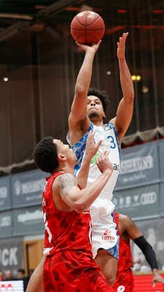 07 05 2021, Basketball, BBL 2020 2021, 28 matchday, s Oliver Wuerzburg FRAPORT SKYLINERS, GER, Wuerzburg, s Oliver Arena, picture v li Tyson Ward s Oliver Wuerzburg and Maximilian Begue Fraport Skyliners Copyright: HMBxMedia xHeikoxBecker