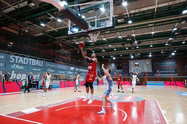 07 05 2021, Basketball, BBL 2020 2021, 28 matchday, s Oliver Wuerzburg FRAPORT SKYLINERS, GER, Wuerzburg, s Oliver Arena, picture from left Alex King s Oliver Wuerzburg and Joe Rahon Fraport Skyliners Copyright: HMBxMedia xHeikoxBecker