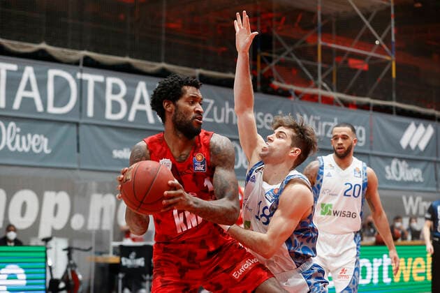 07 05 2021, Basketball, BBL 2020 2021, 28 Matchday, s Oliver Wuerzburg FRAPORT SKYLINERS, GER, Wuerzburg, s Oliver Arena, picture from left Perry Jones III s Oliver Wuerzburg and Joe Rahon Fraport Skyliners Copyright: HMBxMedia xHeikoxBecker