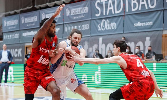 07 05 2021, Basketball, BBL 2020 2021, 28 Matchday, s Oliver Wuerzburg FRAPORT SKYLINERS, GER, Wuerzburg, s Oliver Arena, picture from left Perry Jones III s Oliver Wuerzburg , Marco Voeller Fraport Skyliners and Julius Boehmer s Oliver Wuerzburg Copyright: HMBxMedia xHeikoxBecker