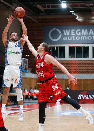 07 05 2021, Basketball, BBL 2020 2021, 28 Matchday, s Oliver Wuerzburg FRAPORT SKYLINERS, GER, Wuerzburg, s Oliver Arena, picture from left Rasheed Moore Fraport Skyliners and Felix Hoffmann s Oliver Wuerzburg Copyright: HMBxMedia xHeikoxBecker