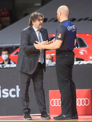 07 05 2021, BBL, FC Bayern Basketball vs Ulm, Sport, Audi Dome Muenchen, in picture coach Andrea Trinchieri FCB Basketball disagrees with referee