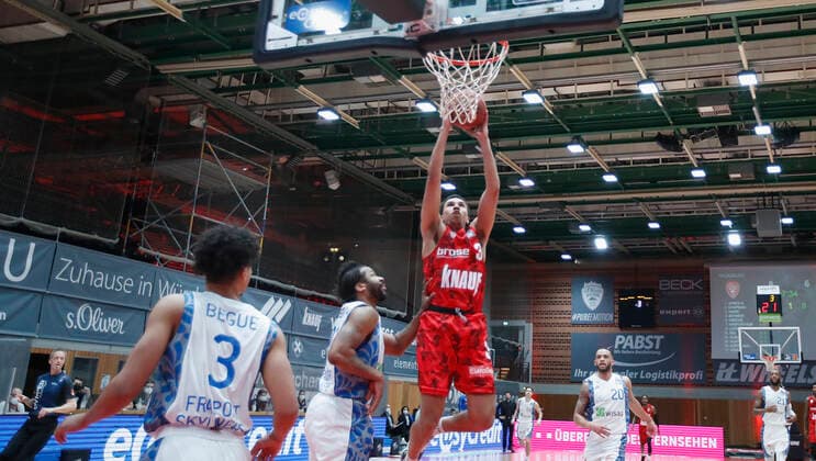 07 05 2021, Basketball, BBL 2020 2021, 28 Matchday, s Oliver Wuerzburg FRAPORT SKYLINERS, GER, Wuerzburg, s Oliver Arena, picture from left Quantez Robertson Fraport Skyliners and Tyson Ward s Oliver Wuerzburg Copyright: HMBxMedia xHeikoxBecker
