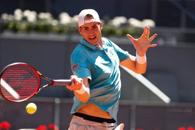 May 7, 2021, MADRID, MADRID, SPAIN: John Isner of United States in action during his Men s Singles match, Quarter of Finals, against Dominic Thiem of Austria on the ATP, Tennis Herren Masters 1000 - Mutua Madrid Open 2021 at La Caja Magica on May 7, 2021 in Madrid, Spain. MADRID SPAIN - ZUMAa181 20210507_zaa_a181_054 Copyright: xOscarxJ.xBarrosox