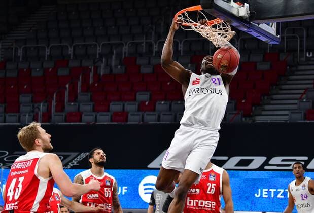 BAMBERG 07 05 2021 Basketball easycredit 1 Basketball Bundesliga 30 Matchday Brose Bamberg vs BG Göttingen Tai Odiase 21, BG Göttingen with alleyoop dunk against Christian Sengfelder 43, Brose Bamberg , Tyler Larson 55, Brose Bamberg and Kenneth Ogbe 25, Brose Bamberg Photo Hans Martin Issler isslerimages Brose Bamberg vs BG Göttingen