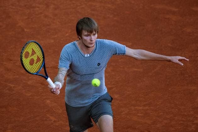 Aleksandr Bublik of Kazakhstan in action against Casper Ruud of Norway during the Mutua Madrid Open quarterfinal match against held in Madrid, Spain, 07 May 2021. Mutua Madrid Open tennis tournament !ACHTUNG: NUR REDAKTIONELLE NUTZUNG!  Copyright: xRodrigoxJimenezx GRAF1774 20210507-637560155599282552