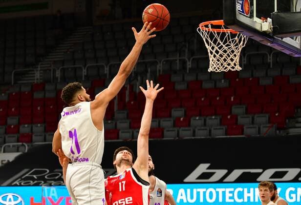 BAMBERG 07 05 2021 Basketball easycredit 1 Basketball Bundesliga 30 Matchday Brose Bamberg vs BG Göttingen Marvin Omuvwie 11, BG Göttingen with a lay-up against Mateo Seric 17, Brose Bamberg Photo Hans Martin Issler isslerimages Brose Bamberg vs BG Göttingen