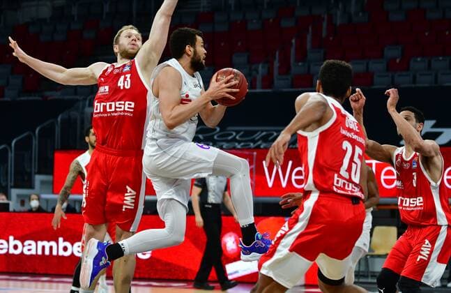 BAMBERG 07 05 2021 Basketball easycredit 1 Basketball Bundesliga 30 Matchday Brose Bamberg vs BG Göttingen Luke Nelson 6, BG Göttingen moves to the basket against Christian Sengfelder 43, Brose Bamberg , Kenneth Ogbe 25, Brose Bamberg and Dominic Lockhart 3, Brose Bamberg Photo Hans Martin Issler isslerimages Brose Bamberg vs BG Göttingen
